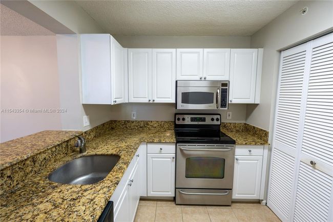 APT-307 - 2711 Ocean Club Blvd, Condo with 2 bedrooms, 2 bathrooms and null parking in Hollywood FL | Image 10