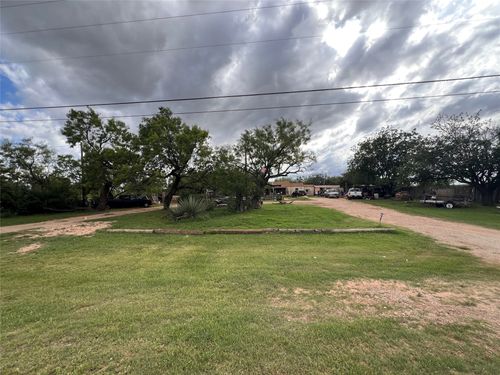 762 Scott St, Tye, TX, 79563-2738 | Card Image