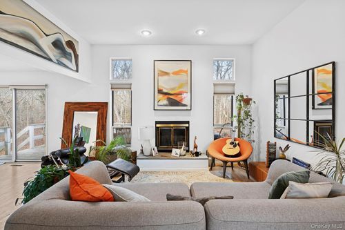 54 Fox Hunt Ln, Amagansett, NY, 11930-2210 | Card Image