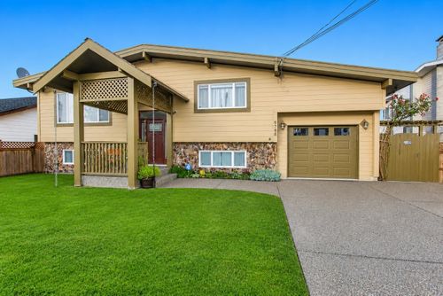 6780 School Lane, House with 4 bedrooms, 2 bathrooms and 6 parking in Chilliwack BC | Card Image