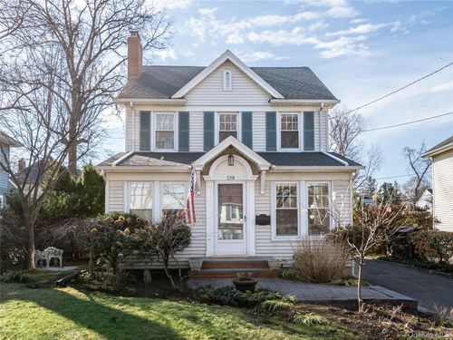 138 Hillcrest Ave, Manhasset, NY, 11030-2318 | Card Image