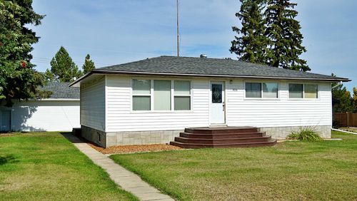 300 3 St N, Marwayne, AB, T0B2X0 | Card Image