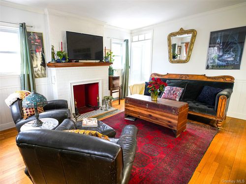 37 Centre St, Bronx, NY, 10464-1522 | Card Image