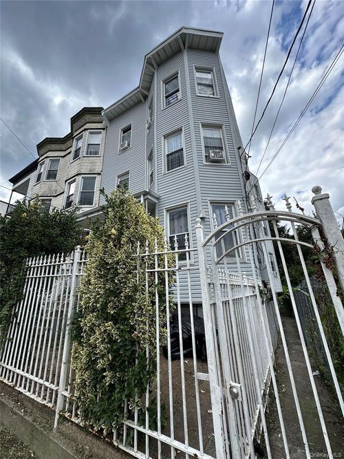 31 Victor St, Yonkers, NY, 10701-7178 | Card Image