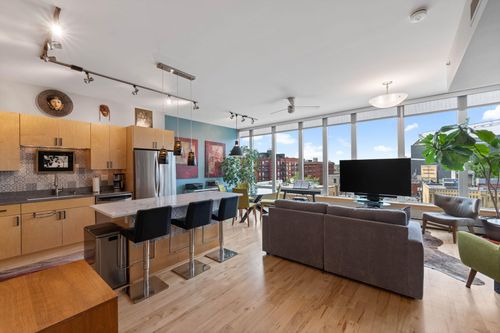 632-215 10th Ave S, Minneapolis, MN, 55415-2100 | Card Image