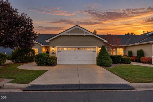 33 Broken Stone Way, Eagle Point, OR, 97524-6628 | Card Image