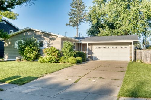 1029 N 13th St, Clinton, IA, 52732-3325 | Card Image
