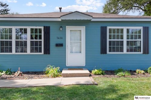 7432 La Vista Dr, La Vista, NE, 68128-2081 | Card Image