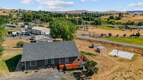 1761 Selah Loop Rd, Selah, WA, 98942-9455 | Card Image