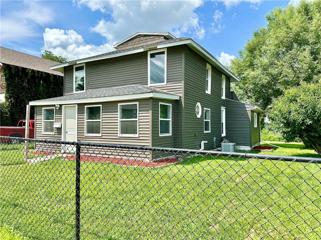 Woodbury St, Marshalltown, IA 50158