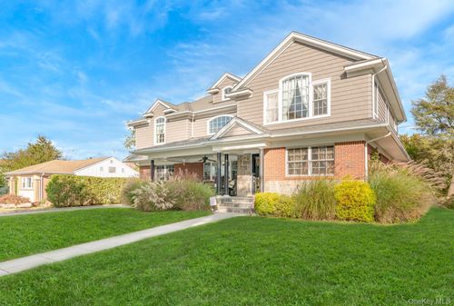 87 East St, New Hyde Park, NY, 11040-1324 | Card Image