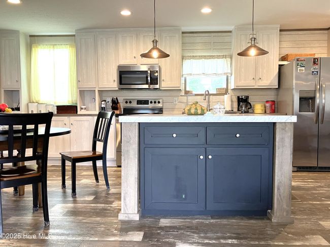 Big island w/cabinet | Image 9