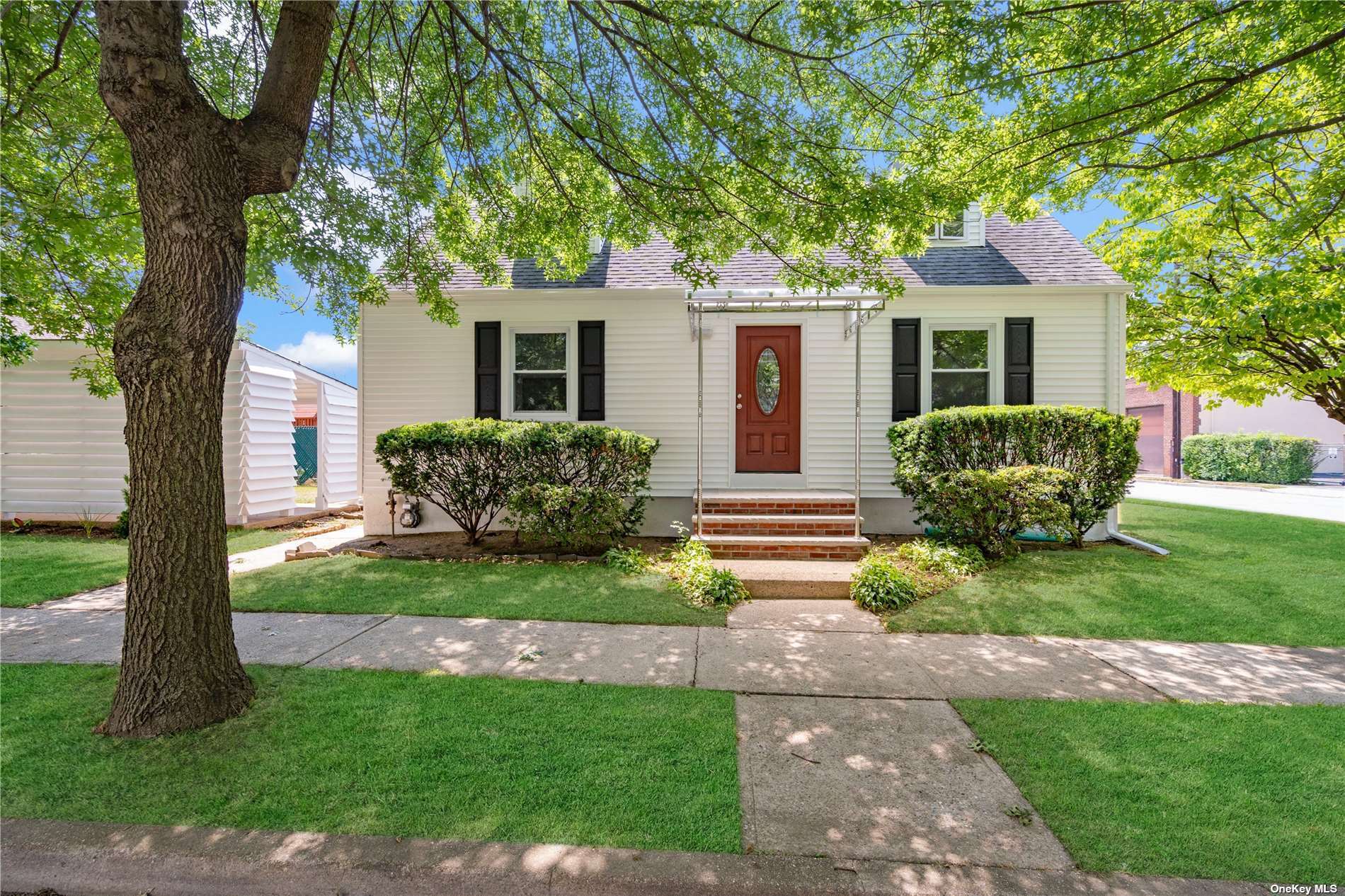 1st St, New Hyde Park, NY 11040