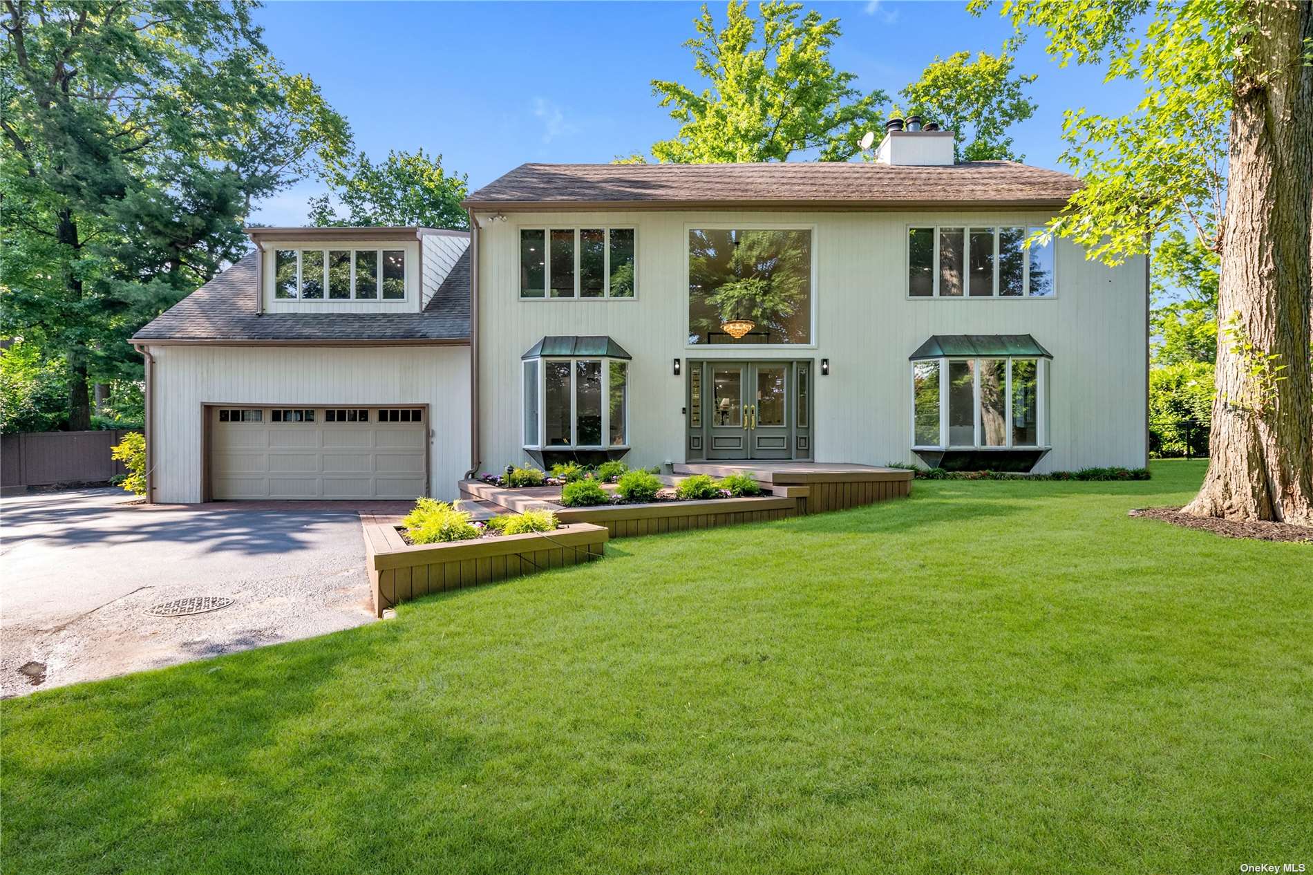 Colonial Dr, Manhasset, NY 11030