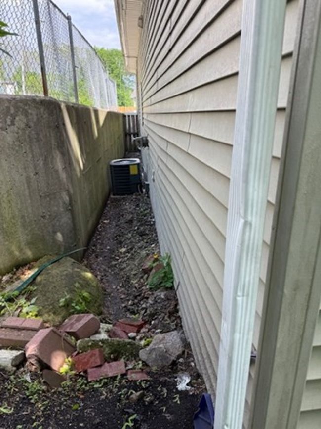 10 Byron St, House other with 4 bedrooms, 2 bathrooms and 4 parking in Worcester MA | Image 30
