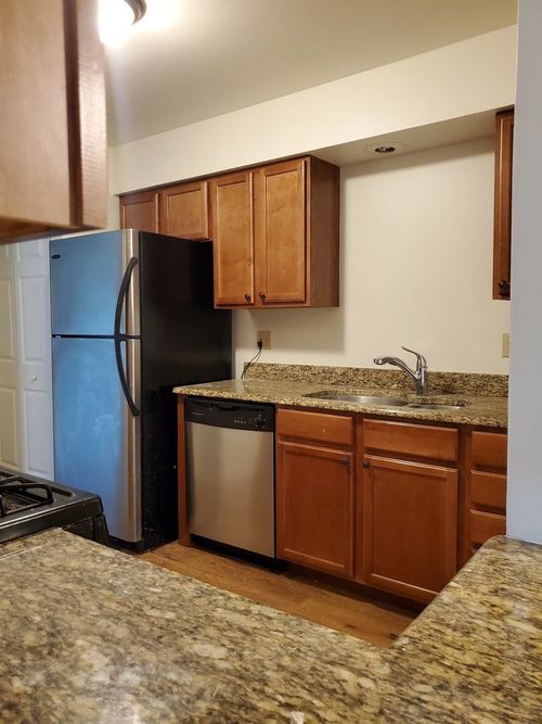 apt-g4-833 Village Quarter Rd, West Dundee, IL, 60118-2132 | Card Image