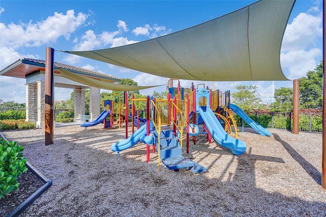 10380 Nw 88 Th Ter, Townhouse with 4 bedrooms, 3 bathrooms and null parking in Doral FL | Image 45