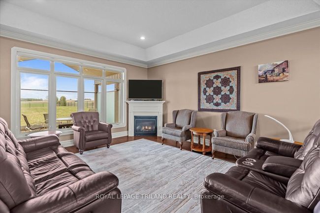 9416 Hickory Dr, House other with 3 bedrooms, 4 bathrooms and 10 parking in Strathroy ON | Image 10