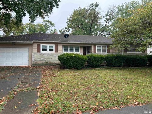 422 W 5th St, Benton, IL, 62812-1235 | Card Image