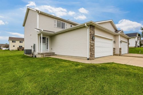 1557 Hunters Creek Way, Marion, IA, 52302-7105 | Card Image