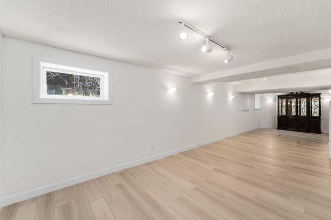 919 Shawnee Dr Sw, House other with 5 bedrooms, 4 bathrooms and 4 parking in Calgary AB | Image 34