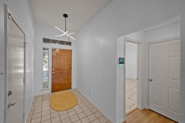 Grand entrance foyer with vaulted ceiling | Image 7