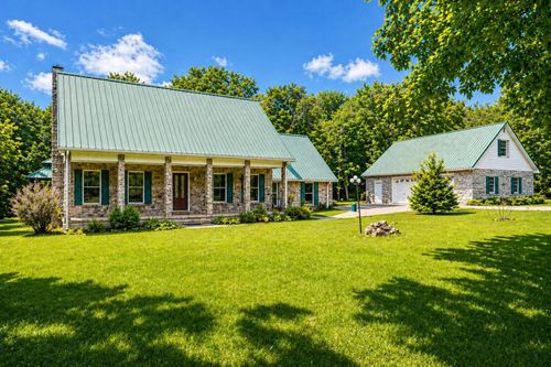 831 Defeated Creek Rd, Centerville, TN, 37033-3948 | Card Image
