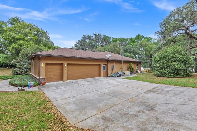 3 Car garage | Image 16