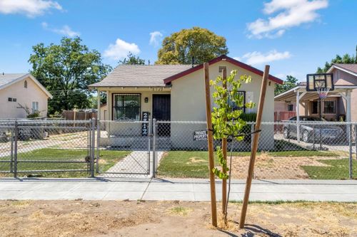 2312 S Holly Ave, Fresno, CA, 93706-4450 | Card Image