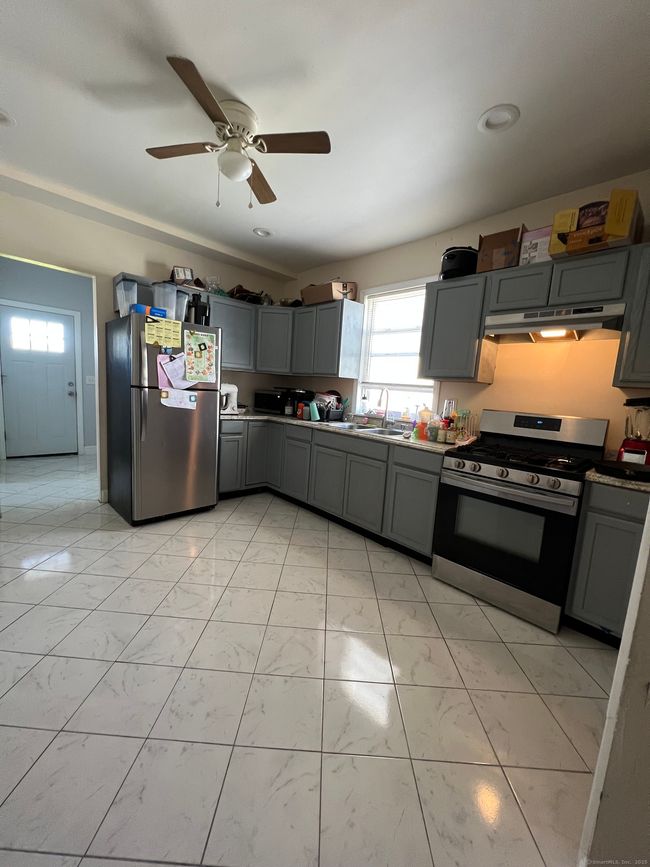 1 - 982 Dixwell Ave, Home with 2 bedrooms, 1 bathrooms and null parking in Hamden CT | Image 4