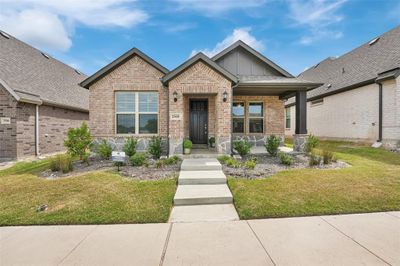 Craftsman house with a front yard | Image 1