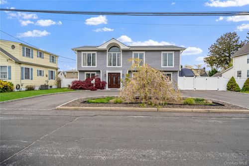 18 Ithaca St, Lindenhurst, NY, 11757-3427 | Card Image