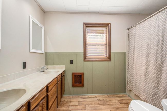Upper Full Bathroom | Image 27