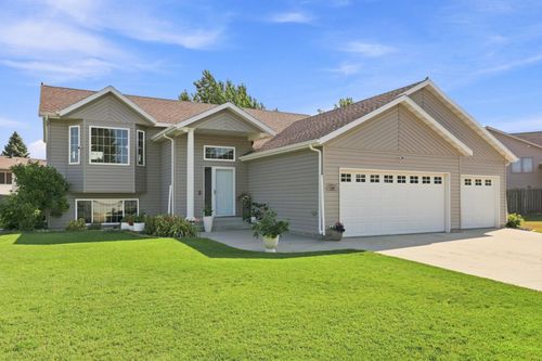 852 16th Avenue Ct W, West Fargo, ND, 58078-4634 | Card Image