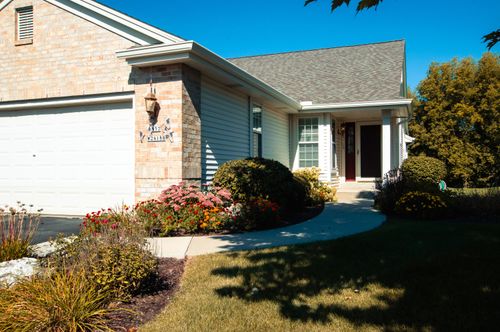 5724188 N Sycamore Cir, Sussex, WI, 53089-5160 | Card Image