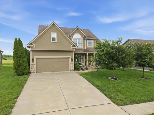10806 Country Ln, Peculiar, MO, 64078-9341 | Card Image