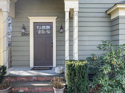 2490 Pike St, Mattituck, NY, 11952-3242 | Card Image