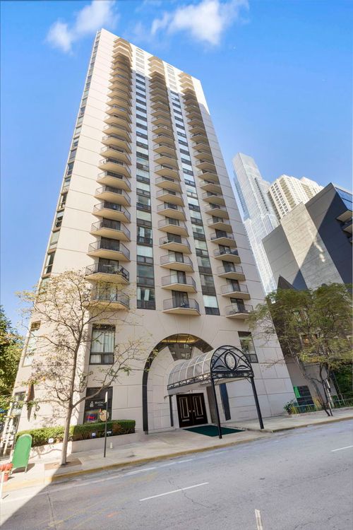 2203-70 W Huron St, Chicago, IL, 60654-3864 | Card Image