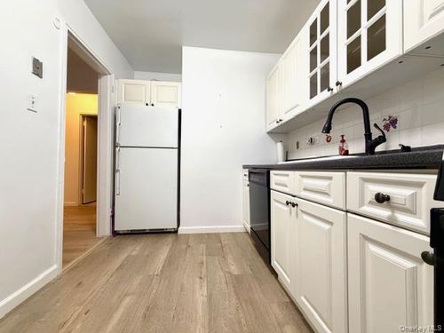 323a1-219-36 74th Ave, Oakland Gardens, NY, 11364-3032 | Card Image