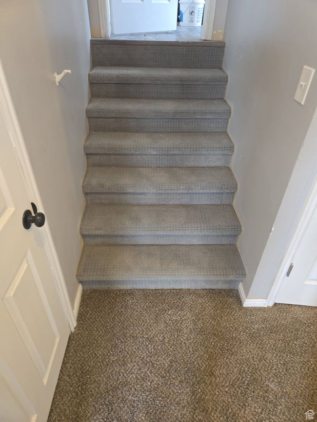 Stairway with carpet floors and baseboards | Image 28