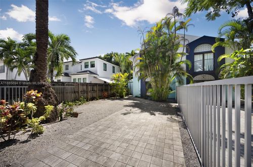 2818 W Trade Ave, Coconut Grove, FL, 33133-3739 | Card Image