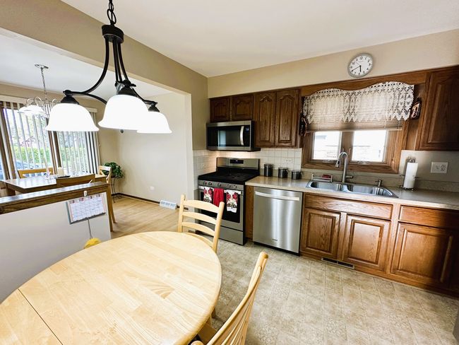 6941 W 106 Th Pl, House other with 3 bedrooms, 2 bathrooms and 4 parking in Worth IL | Image 11