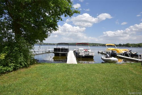 9663 Winston Rd, Pinckney, MI, 48169-8917 | Card Image