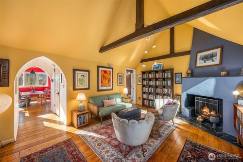 35-1014 E Roy St, Seattle, WA, 98102-4695 | Card Image