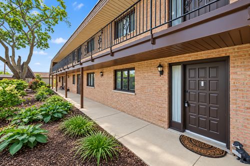 1c-520 E Main St, Barrington, IL, 60010-3385 | Card Image