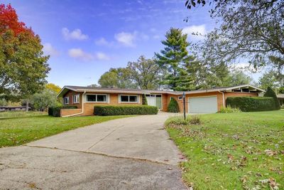 6518 Chestnut Drive, House other with 3 bedrooms, 2 bathrooms and null parking in Windsor WI | Image 1