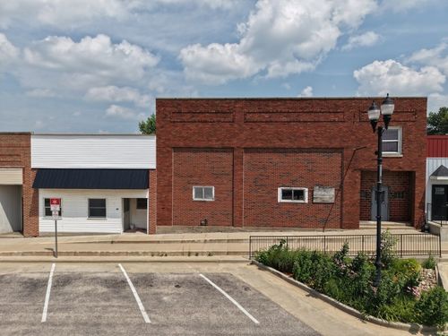 26 Main St, Newhall, IA, 52315-8800 | Card Image