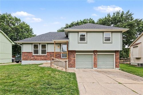 605 Se Westwind Dr, Lee's Summit, MO, 64063-4360 | Card Image