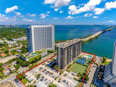 2018 - 600 Ne 36th St, Condo with 2 bedrooms, 2 bathrooms and null parking in Miami FL | Image 2