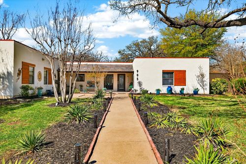 905 Lynhurst Ln, Denton, TX, 76205-8003 | Card Image